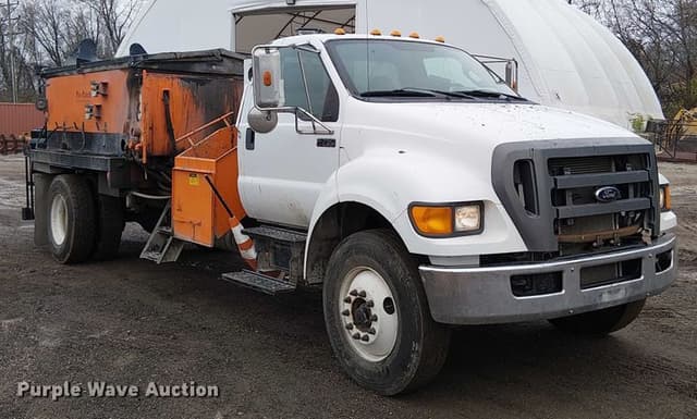 Image of Ford F-750 equipment image 2