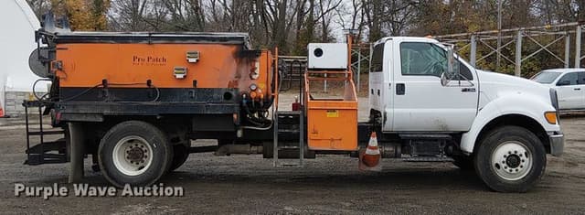 Image of Ford F-750 equipment image 3