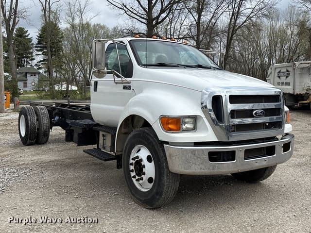 Image of Ford F-750 equipment image 2