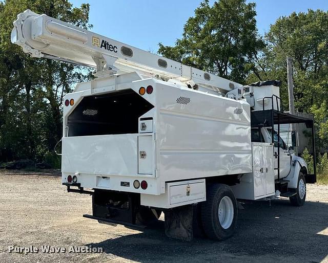 Image of Ford F-750 equipment image 4