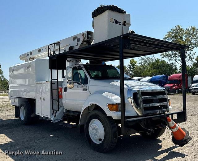 Image of Ford F-750 equipment image 2