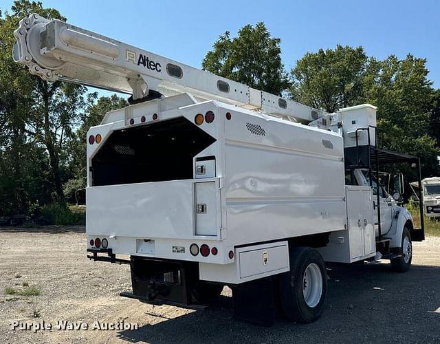 Image of Ford F-750 equipment image 4