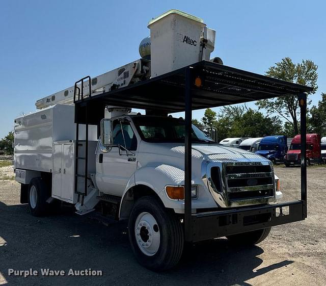 Image of Ford F-750 equipment image 2