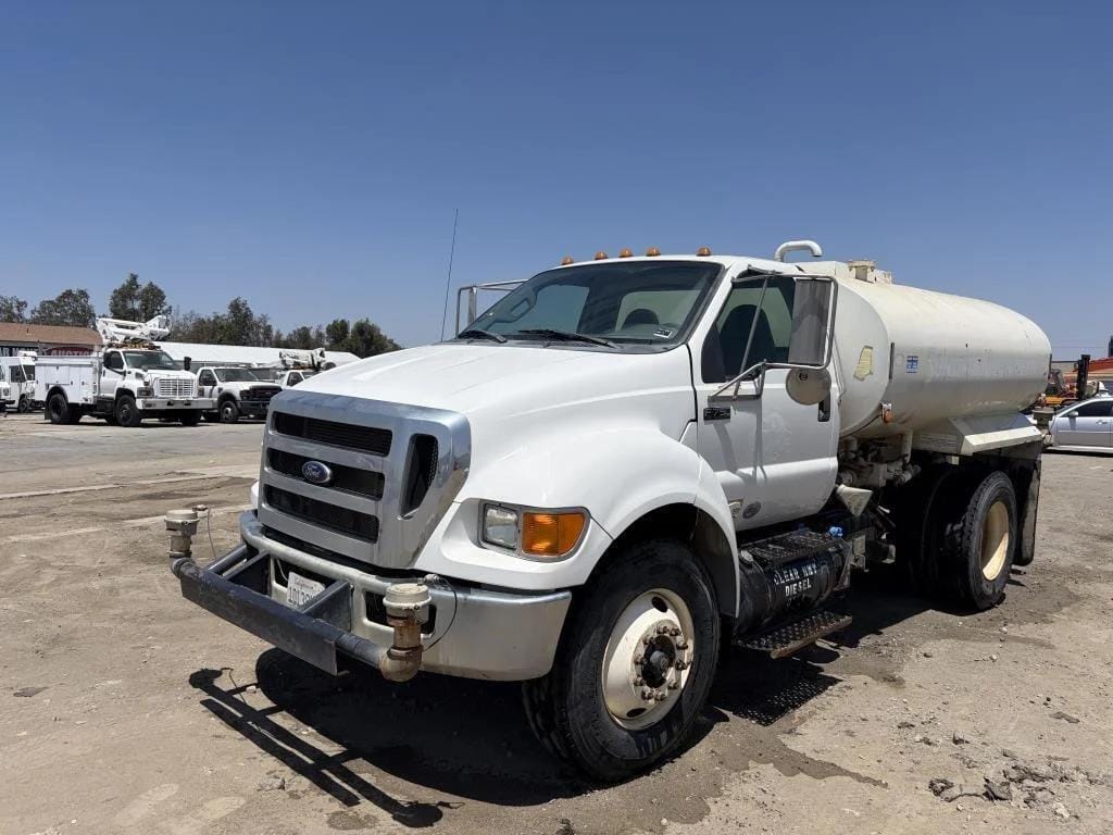 2013 Ford F-750 Equipment Image0