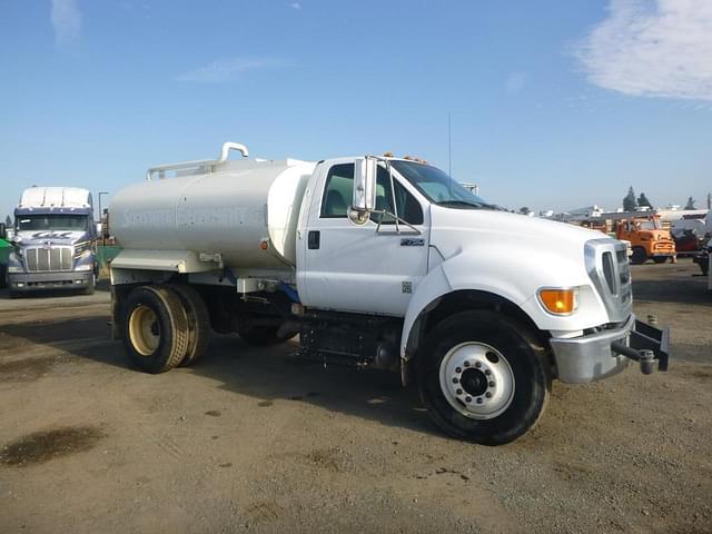 Image of Ford F-750 equipment image 1