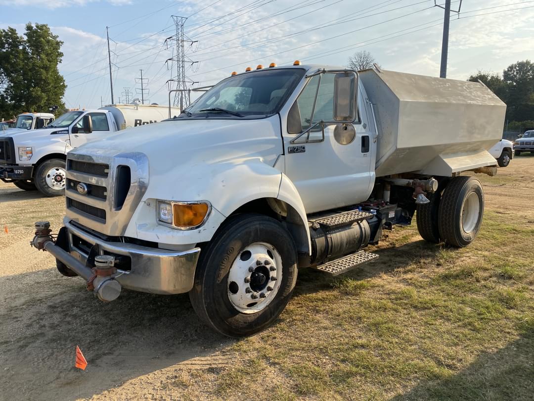Image of Ford F-750 Primary image
