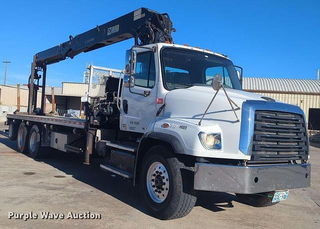 Image of Freightliner 114SD equipment image 2