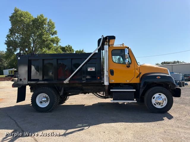 Image of Freightliner 114SD equipment image 3