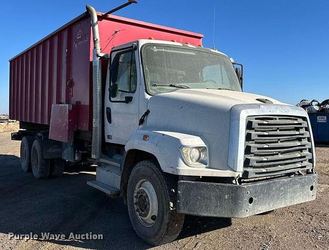 Image of Freightliner 114SD equipment image 2