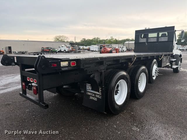 Image of Freightliner 114SD equipment image 4