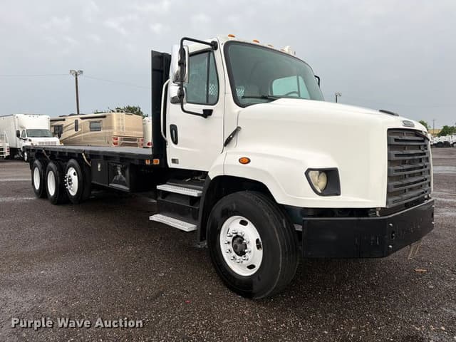 Image of Freightliner 114SD equipment image 2