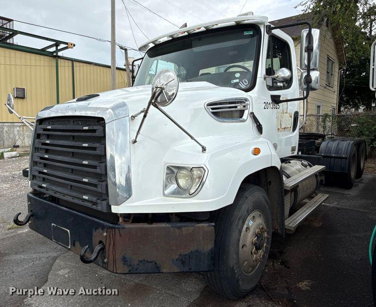 Image of Freightliner 114SD Primary image