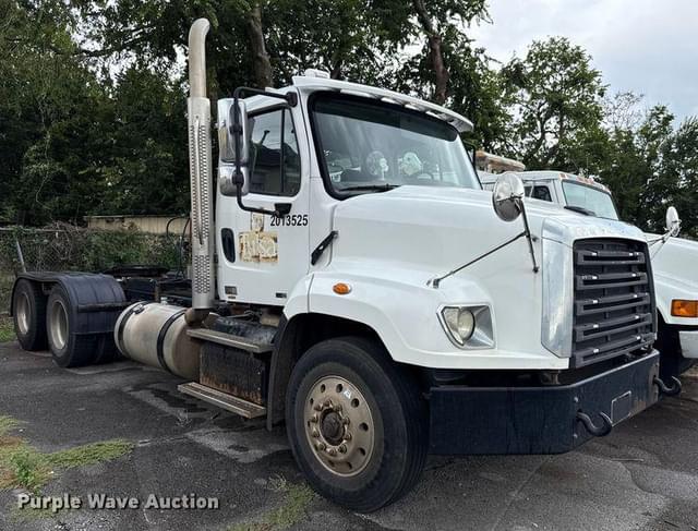 Image of Freightliner 114SD equipment image 2