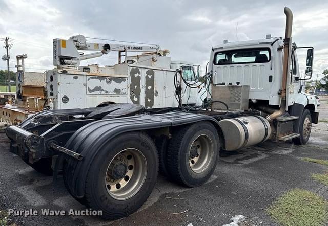 Image of Freightliner 114SD equipment image 4