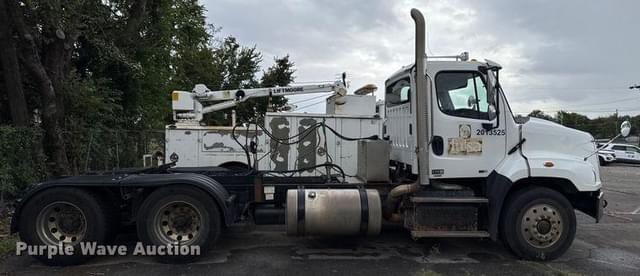Image of Freightliner 114SD equipment image 3