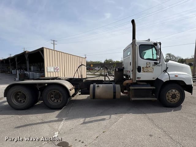 Image of Freightliner 114SD equipment image 4