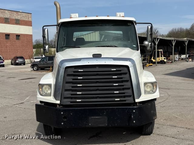 Image of Freightliner 114SD equipment image 2