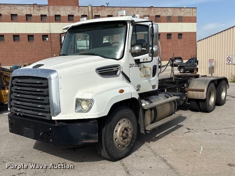 2013 Freightliner 114SD Equipment Image0