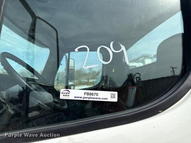 Image of Freightliner 114SD equipment image 1