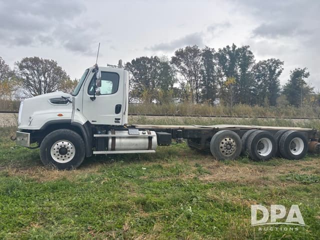 Image of Freightliner 114SD equipment image 3