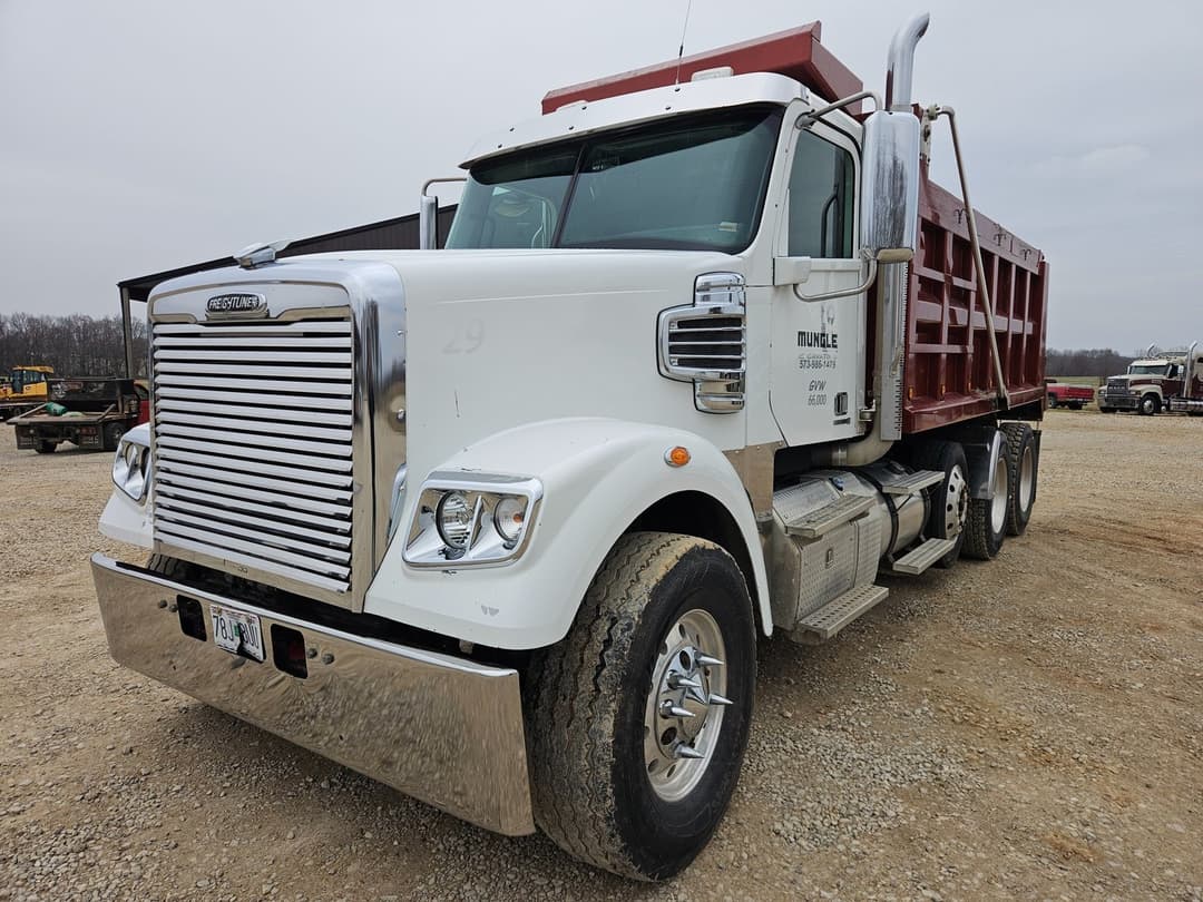 Image of Freightliner 122SD Primary image