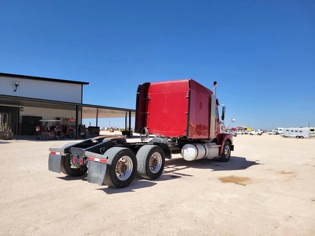 Image of Freightliner 122SD equipment image 4