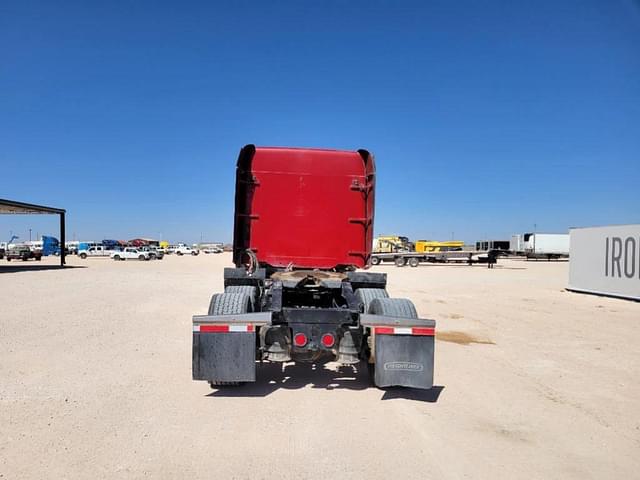 Image of Freightliner 122SD equipment image 3