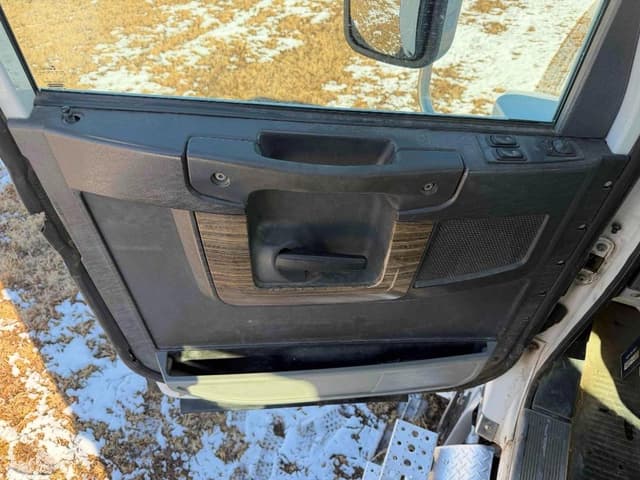 Image of Freightliner 122SD equipment image 4