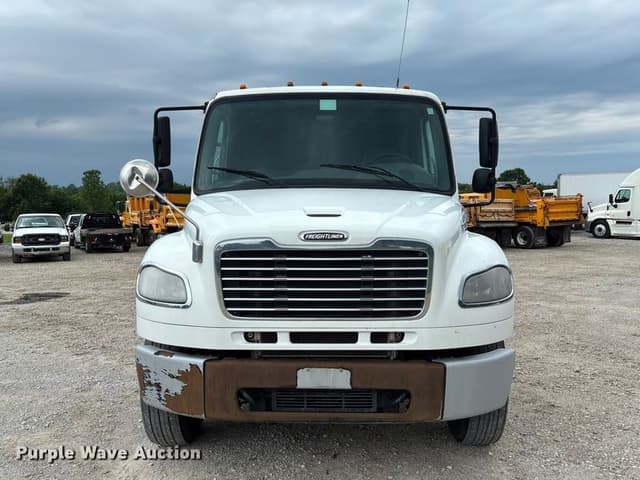 Image of Freightliner Business Class M2 106 equipment image 1