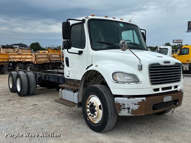 Image of Freightliner Business Class M2 106 equipment image 2