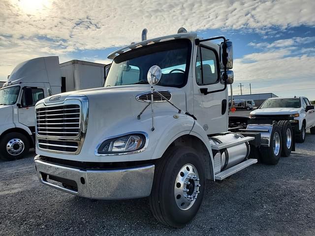 Image of Freightliner Business Class M2 112 equipment image 1