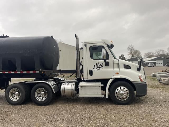 Image of Freightliner Cascadia 113 equipment image 3