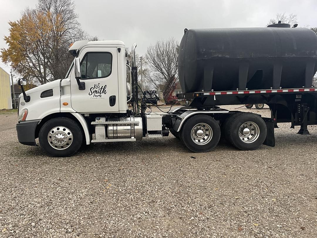 Image of Freightliner Cascadia 113 Primary image