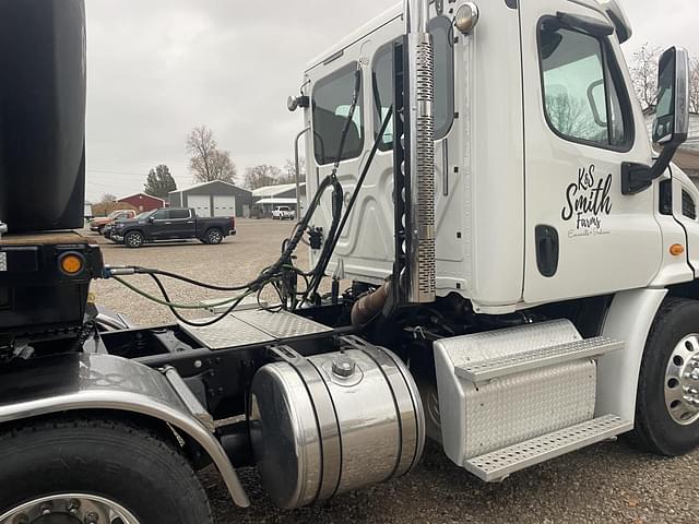 Image of Freightliner Cascadia 113 equipment image 4