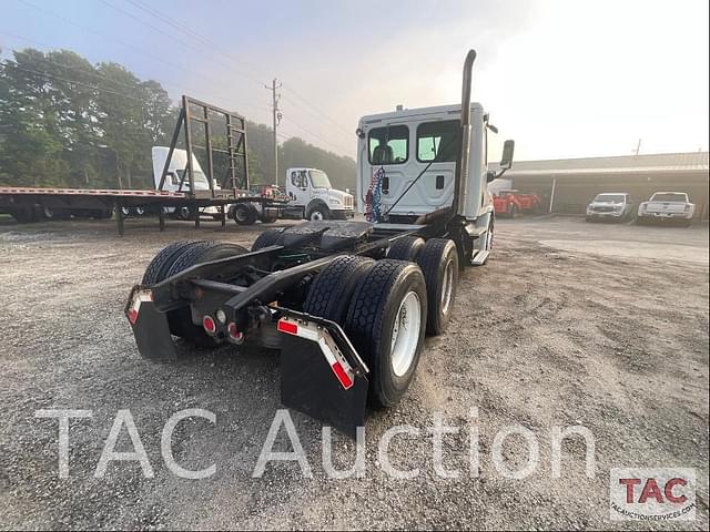 Image of Freightliner Cascadia 113 equipment image 4