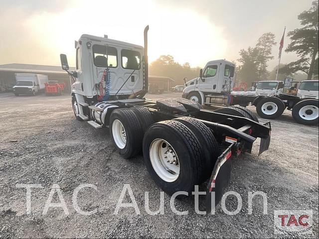 Image of Freightliner Cascadia 113 equipment image 2