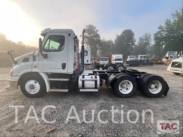 Image of Freightliner Cascadia 113 equipment image 1