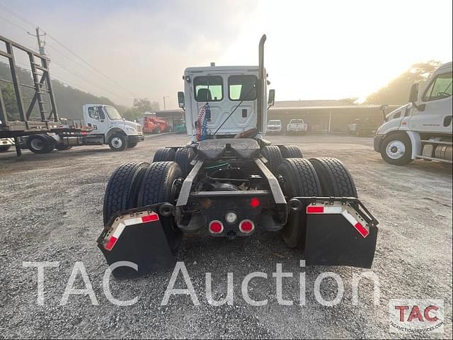 Image of Freightliner Cascadia 113 equipment image 3