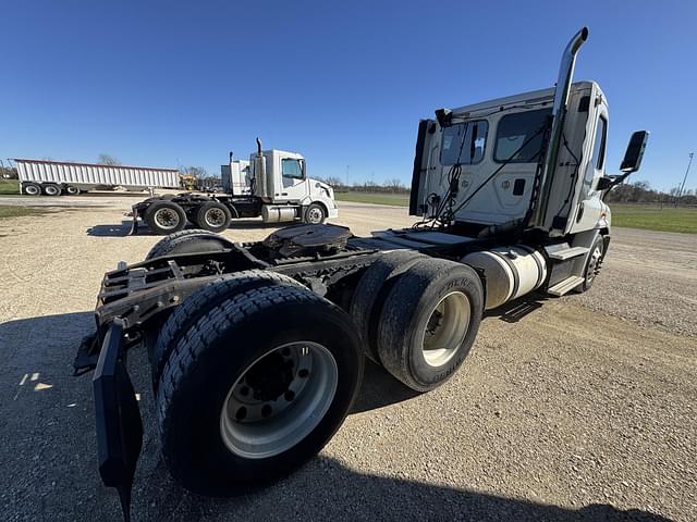 Image of Freightliner Cascadia 113 equipment image 4