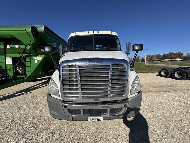 Image of Freightliner Cascadia 113 equipment image 1