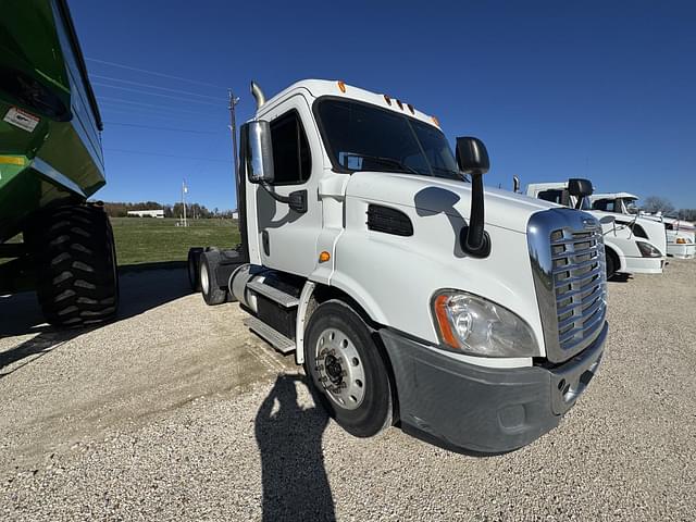 Image of Freightliner Cascadia 113 equipment image 2