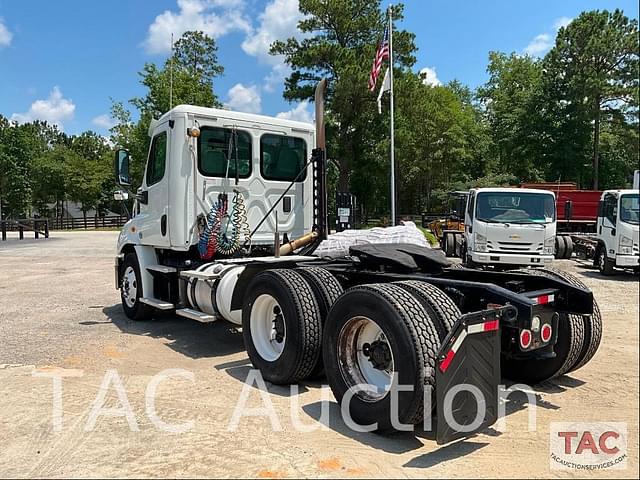 Image of Freightliner Cascadia 113 equipment image 2
