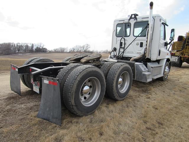 Image of Freightliner Cascadia 113 equipment image 4