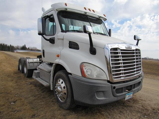 Image of Freightliner Cascadia 113 equipment image 3