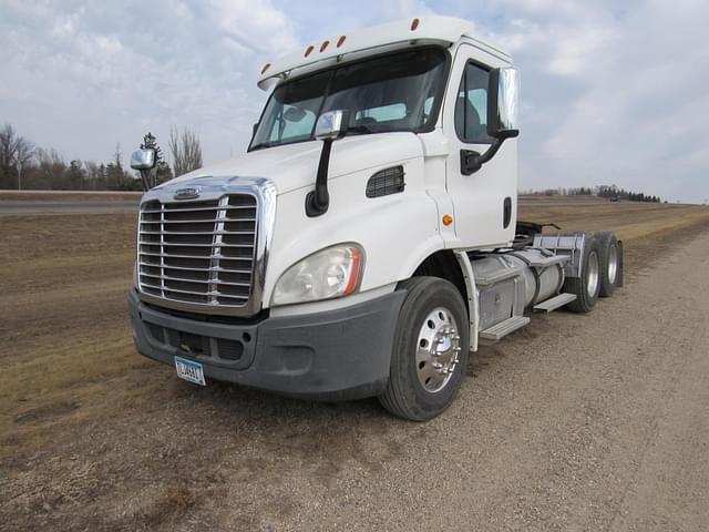 Image of Freightliner Cascadia 113 equipment image 2