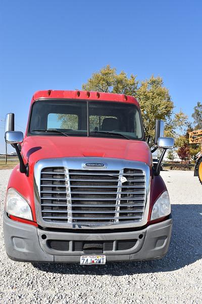 Image of Freightliner Cascadia 113 equipment image 2