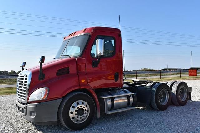 Image of Freightliner Cascadia 113 equipment image 3