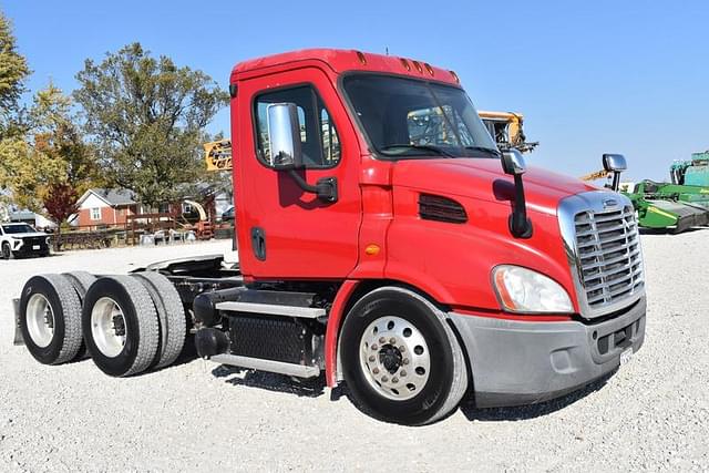 Image of Freightliner Cascadia 113 equipment image 1