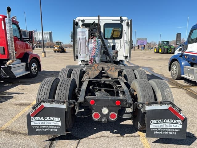 Image of Freightliner Cascadia 113 equipment image 4