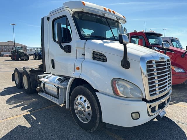 Image of Freightliner Cascadia 113 equipment image 2